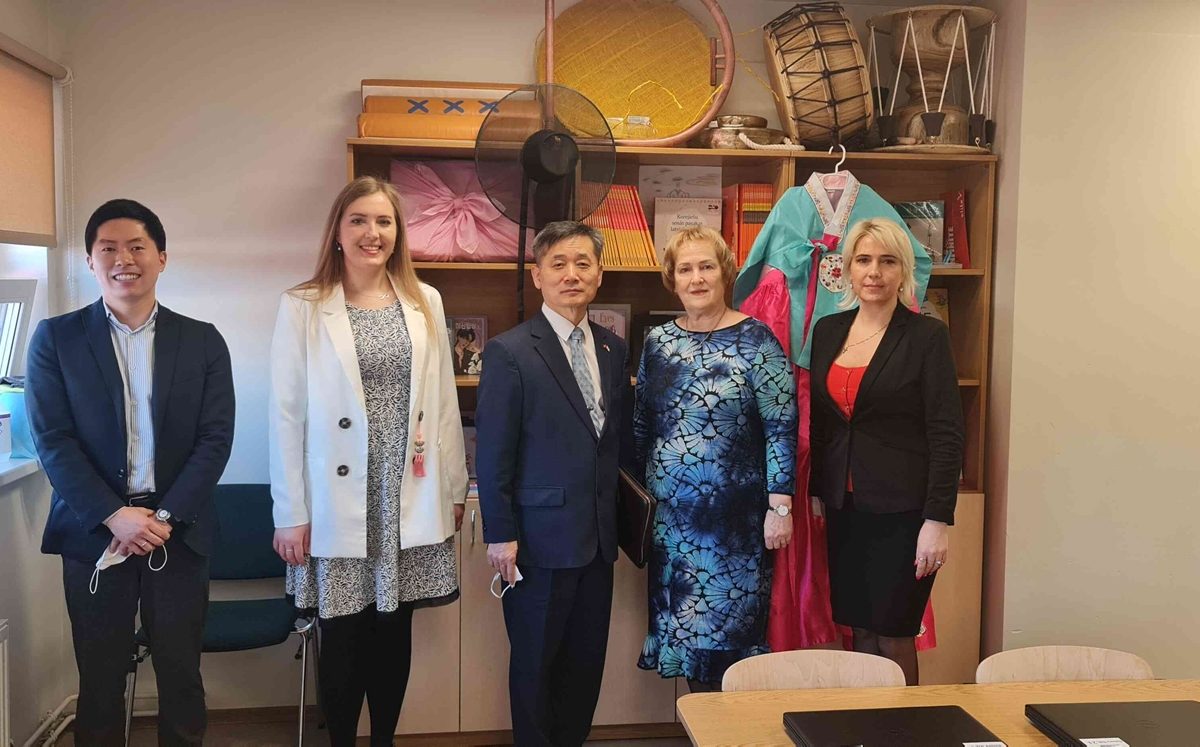 Korejas Republikas vēstnieka Latvijā vizīte Jaunmārupes pamatskolā
