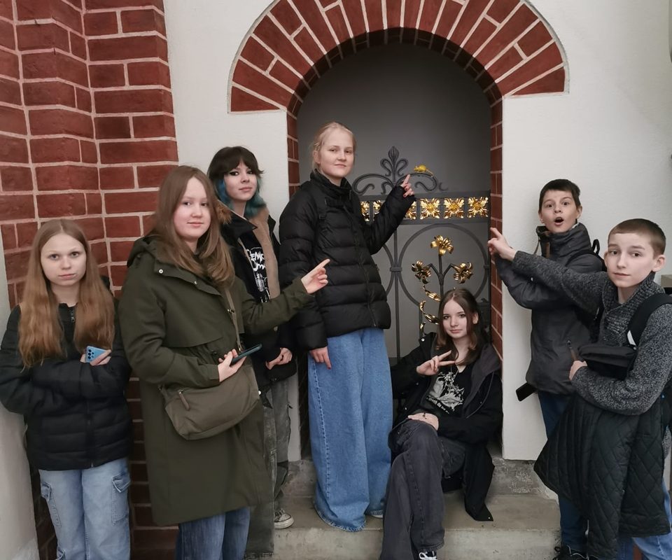 Jaunie vēsturnieki apmeklē Rīgas Domu