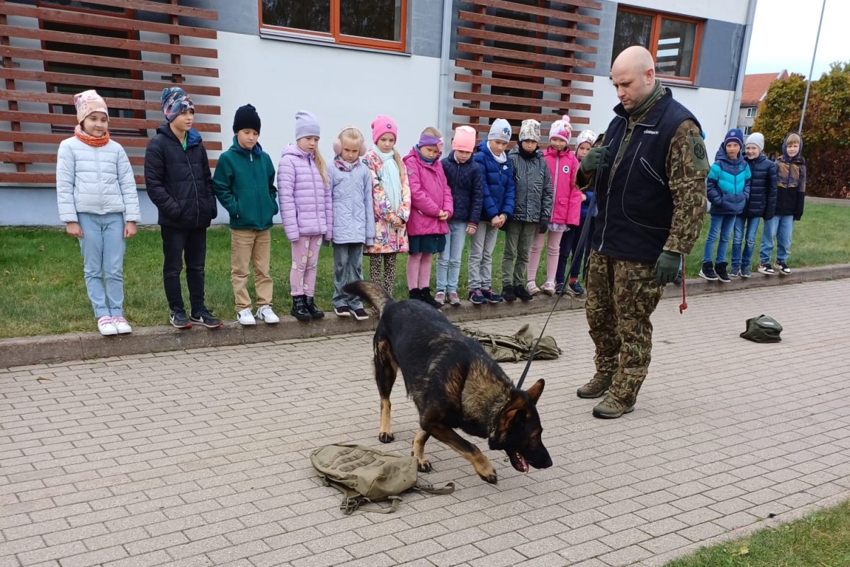 2.b klase iepazīst kinologa profesiju