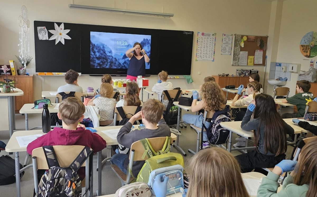 3.d klase uzzina par darbu laboratorijā