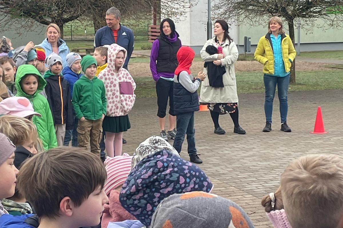 Sākumskolas skolēni ieskandina Lieldienas