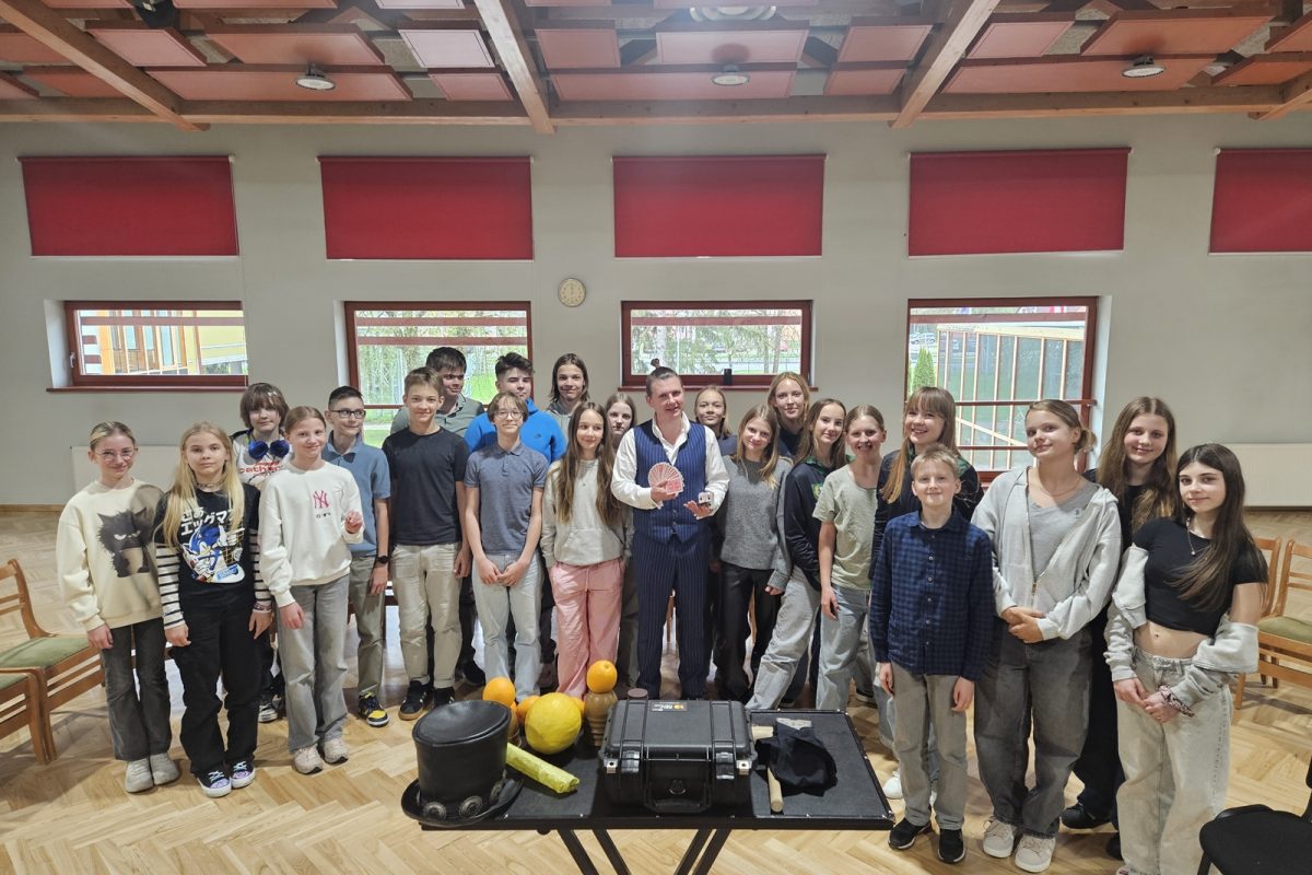 Burvju triku izrāde – performance “Senais ielu teātris”