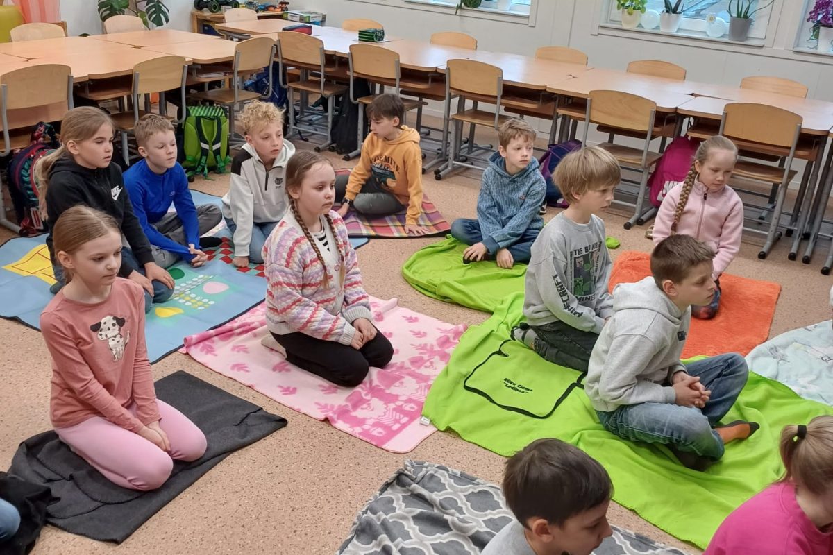 Līvas mamma iepazīstina 2.b klasi ar apzinātību un pašregulāciju