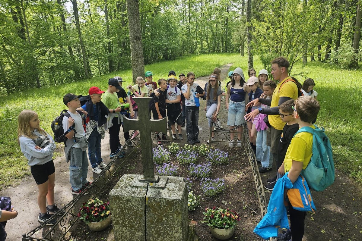 4.b un 4.e klases saliedēšanās pasākums Cesvainē