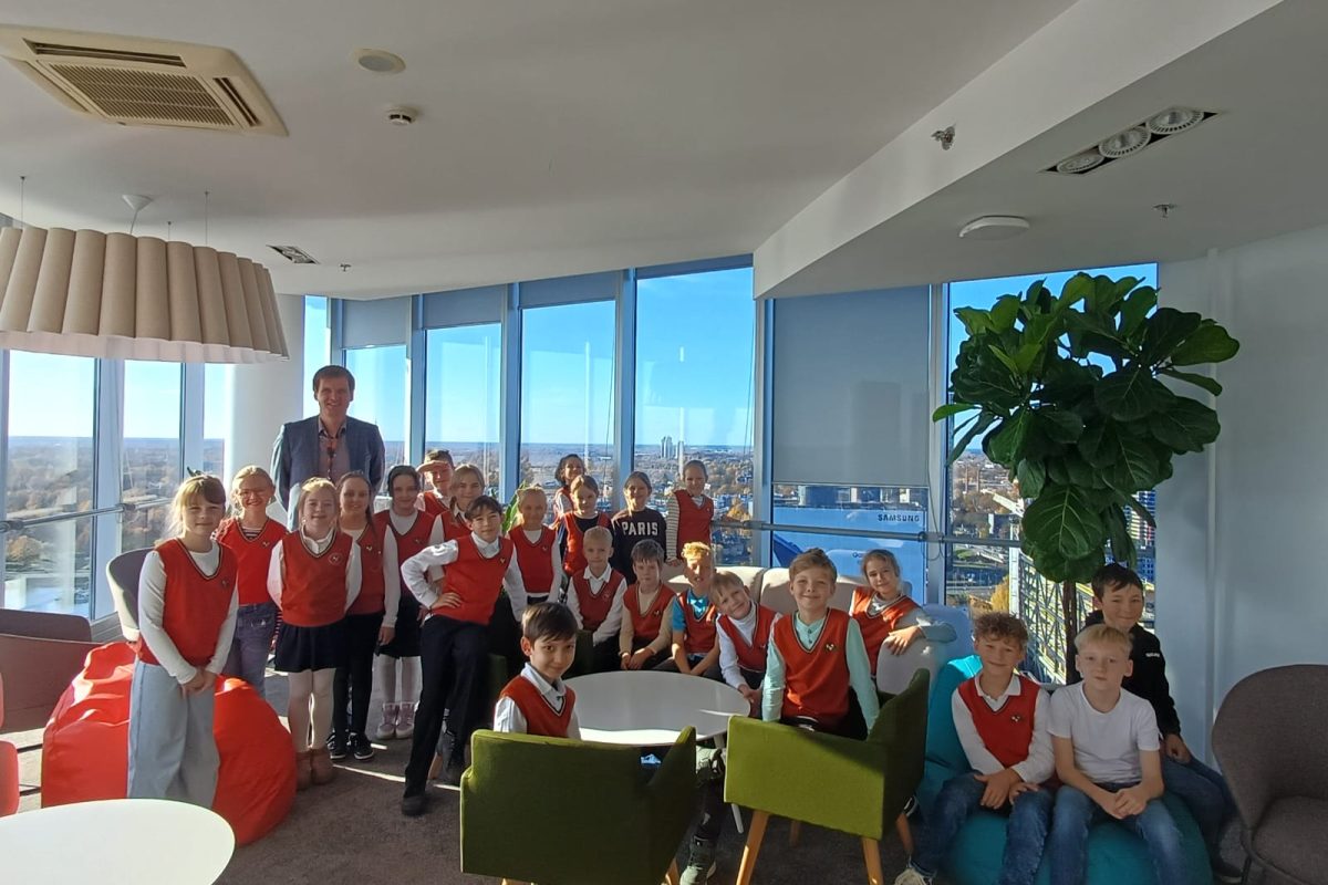 3.b klases skolēni viesojas “Swedbank”