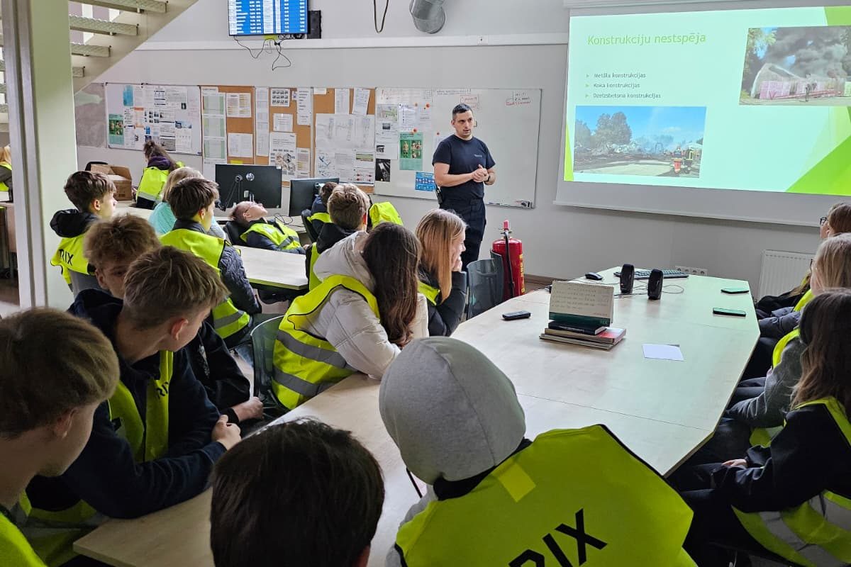 9.klases apmeklē Rīgas Lidostas ugunsdzēsības depo