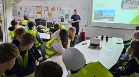 9.klases apmeklē Rīgas Lidostas ugunsdzēsības depo