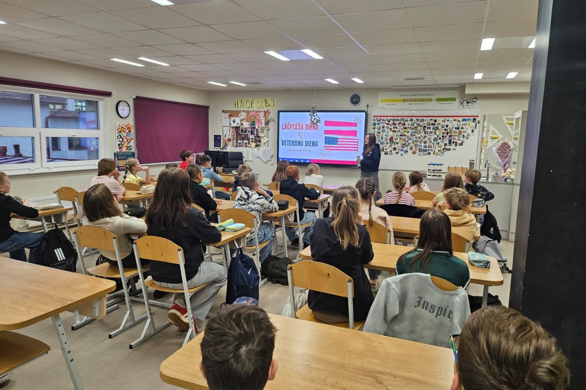 5.b un 4.c klases skolēni piedalās nodarbībā par karavīru godināšanas tradīcijām