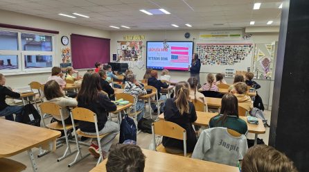 5.b un 4.c klases skolēni piedalās nodarbībā par karavīru godināšanas tradīcijām