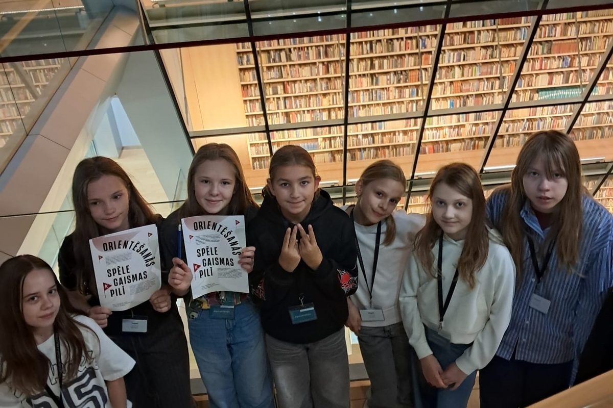 5.b klase apgūst senās rakstīšanas mākslu Nacionālajā bibliotēkā