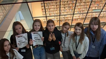 5.b klase apgūst senās rakstīšanas mākslu Nacionālajā bibliotēkā