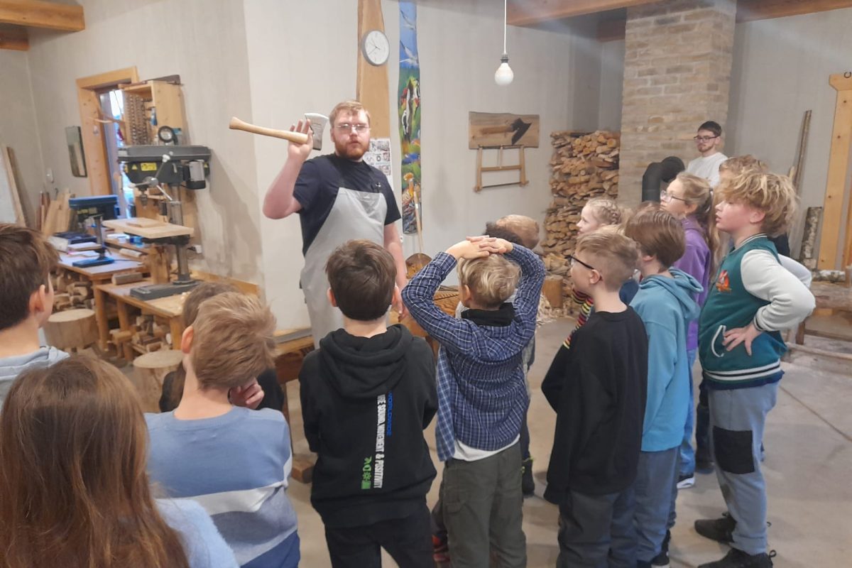 3.c un 3.d klases piedalās nodarbībā Namdara darbnīcā