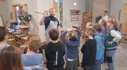 3.c un 3.d klases piedalās nodarbībā Namdara darbnīcā