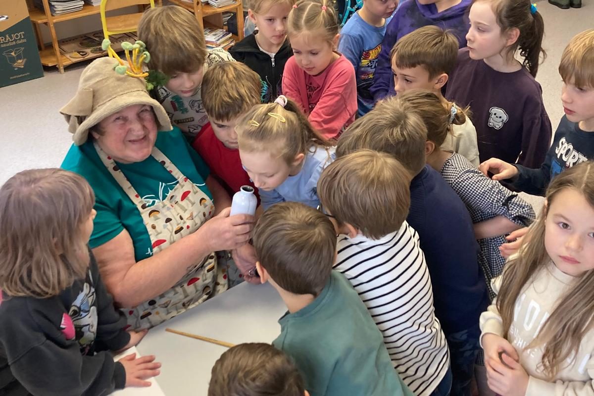 1.klases piedalās nodarbība “No piepes līdz papīram”.