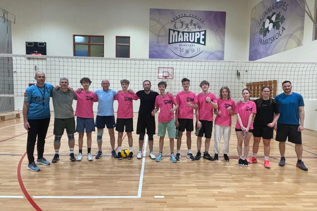 9.c klase izaicināja savus vecākus uz volejbola spēli