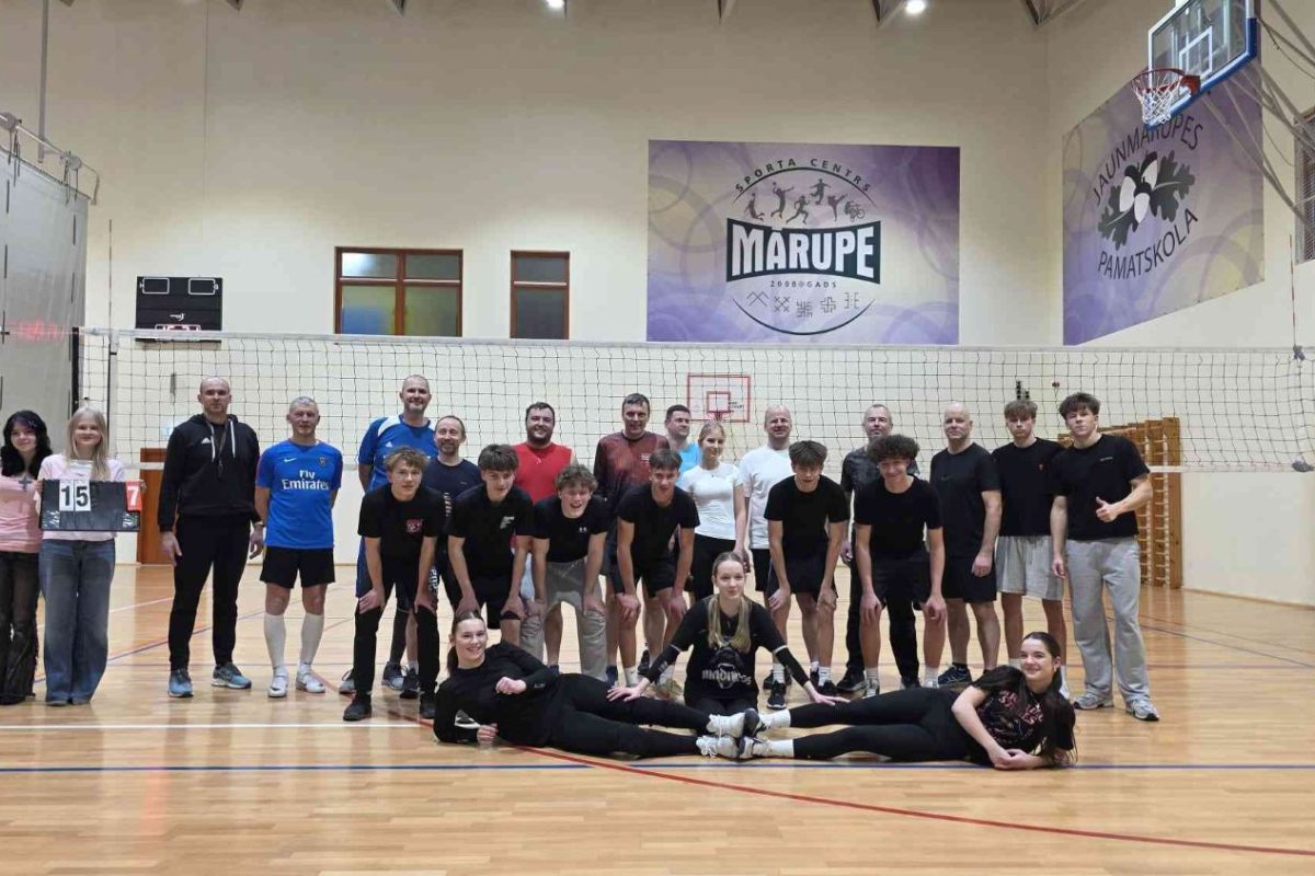 9.d klase izaicina vecākus volejbolā