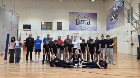 9.d klase izaicina vecākus volejbolā