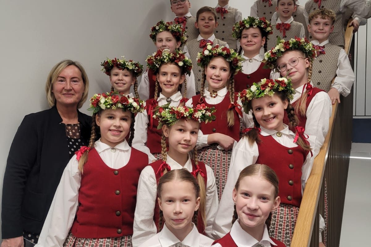 Tautas deju kolektīvs “Ozolēni” piedalās koncertā “Savijušies dejā”