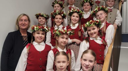 Tautas deju kolektīvs “Ozolēni” piedalās koncertā “Savijušies dejā”