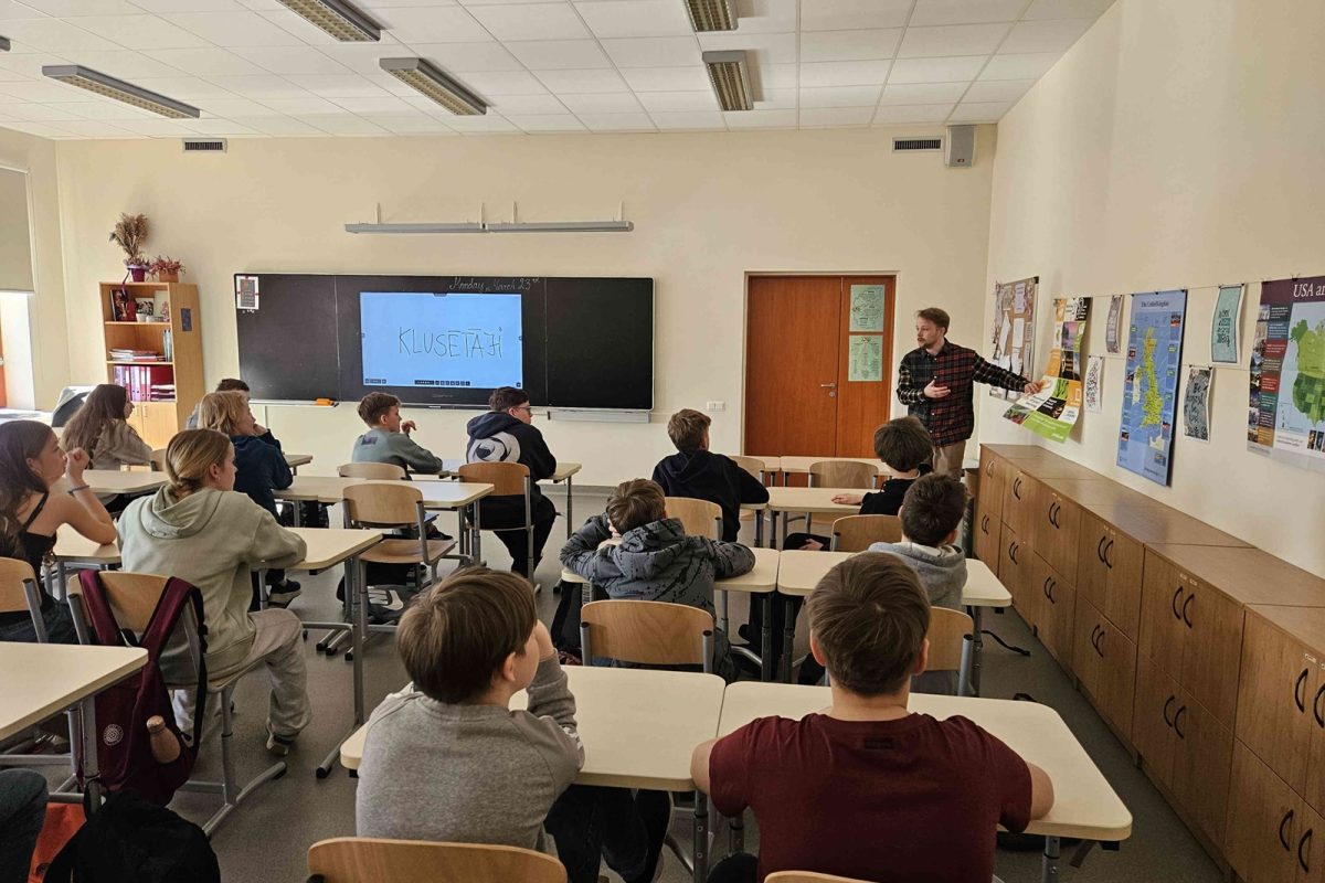 Skolā viesojās “Istabas teātris” ar izrādi “Klusētāji”