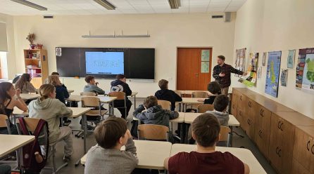 Skolā viesojās “Istabas teātris” ar izrādi “Klusētāji”