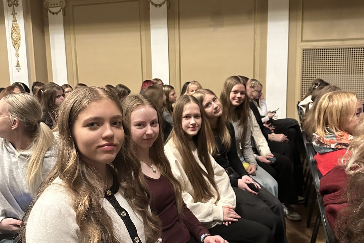 8. un 9. klašu skolēni apmeklē izrādi angļu valodā