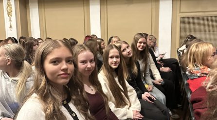 8. un 9. klašu skolēni apmeklē izrādi angļu valodā