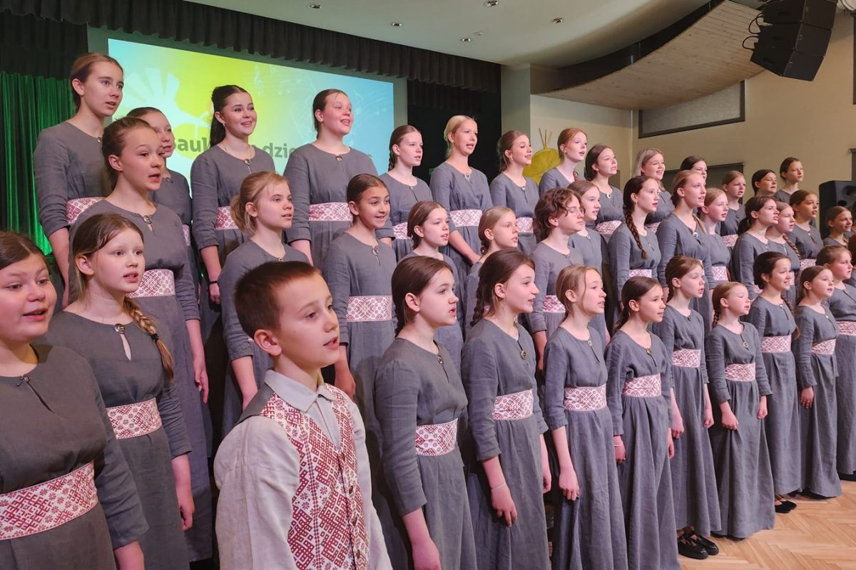 Emocionāli piesātināts koncerts “Saules un dziesmu laiks”