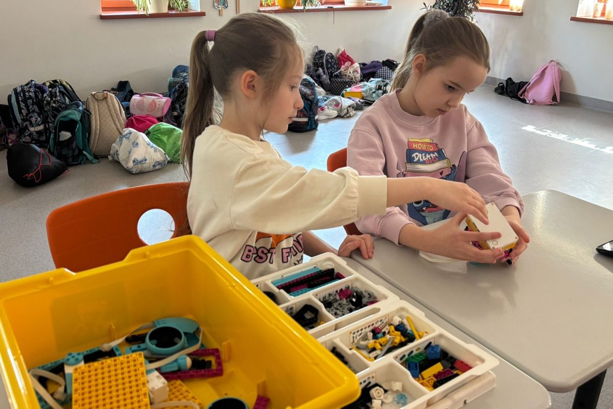 2.klašu skolēni konstruē robotu “Bruņurupucis”