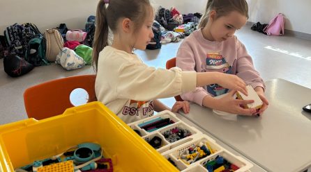 2.klašu skolēni konstruē robotu “Bruņurupucis”