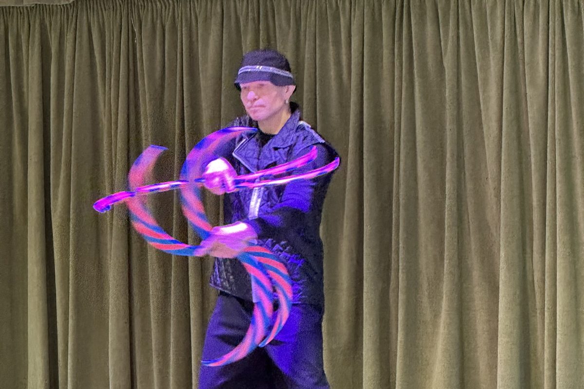 Vizuālās žonglēšanas izrāde “Ouroboros” skolā