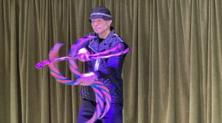 Vizuālās žonglēšanas izrāde “Ouroboros” skolā