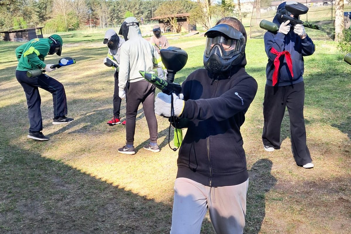 Aizraujoša 5.b klases saliedēšanās peintbola laukumā