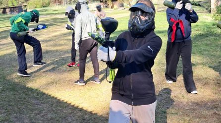 Aizraujoša 5.b klases saliedēšanās peintbola laukumā