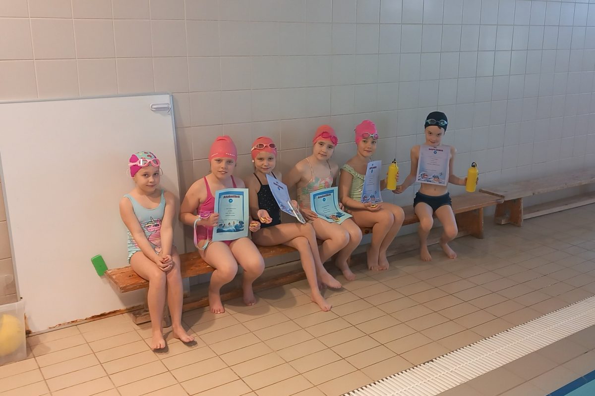 Peldēšanas sacensības sākumskolas izlases grupām