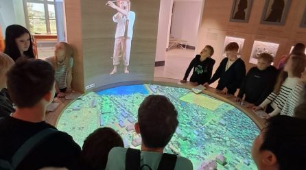 6.b klase iepazīst Latvijas vēsturi ekspozīcijā “Straumējot laiku”