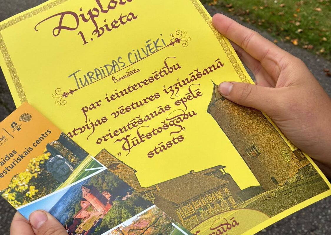 8.a un 8.c klases spēlē orientēšanās spēli „Tūkstošgades stāsts”
