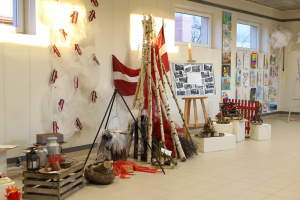 Instalāciju izstāde “Barikāžu ugunskurs”