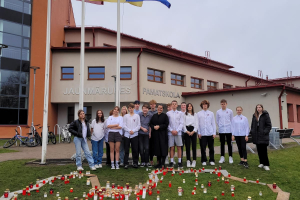 “Uzvelc baltu kreklu un izrādi cieņu Latvijai” un “Iededzies, Latvija!”.