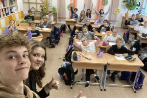 Skolēnu padomes skolēni sveic skolotājus sākumskolā